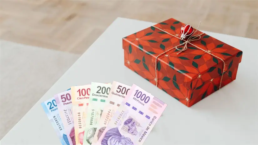 Billetes mexicanos y una caja de regalo Foto: Canva