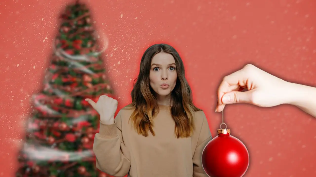 Mujer apuntando un árbol decorado Foto: Canva