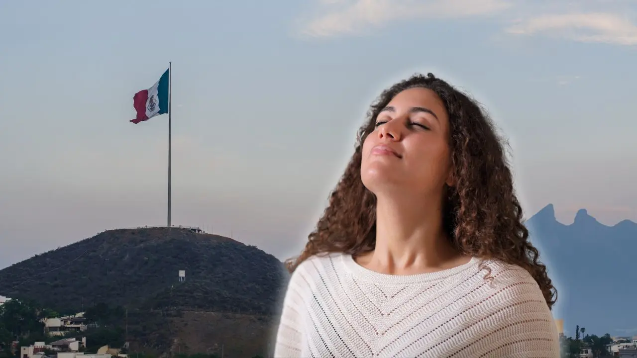 Mujer feliz y detrás la bandera de México Foto: Canva