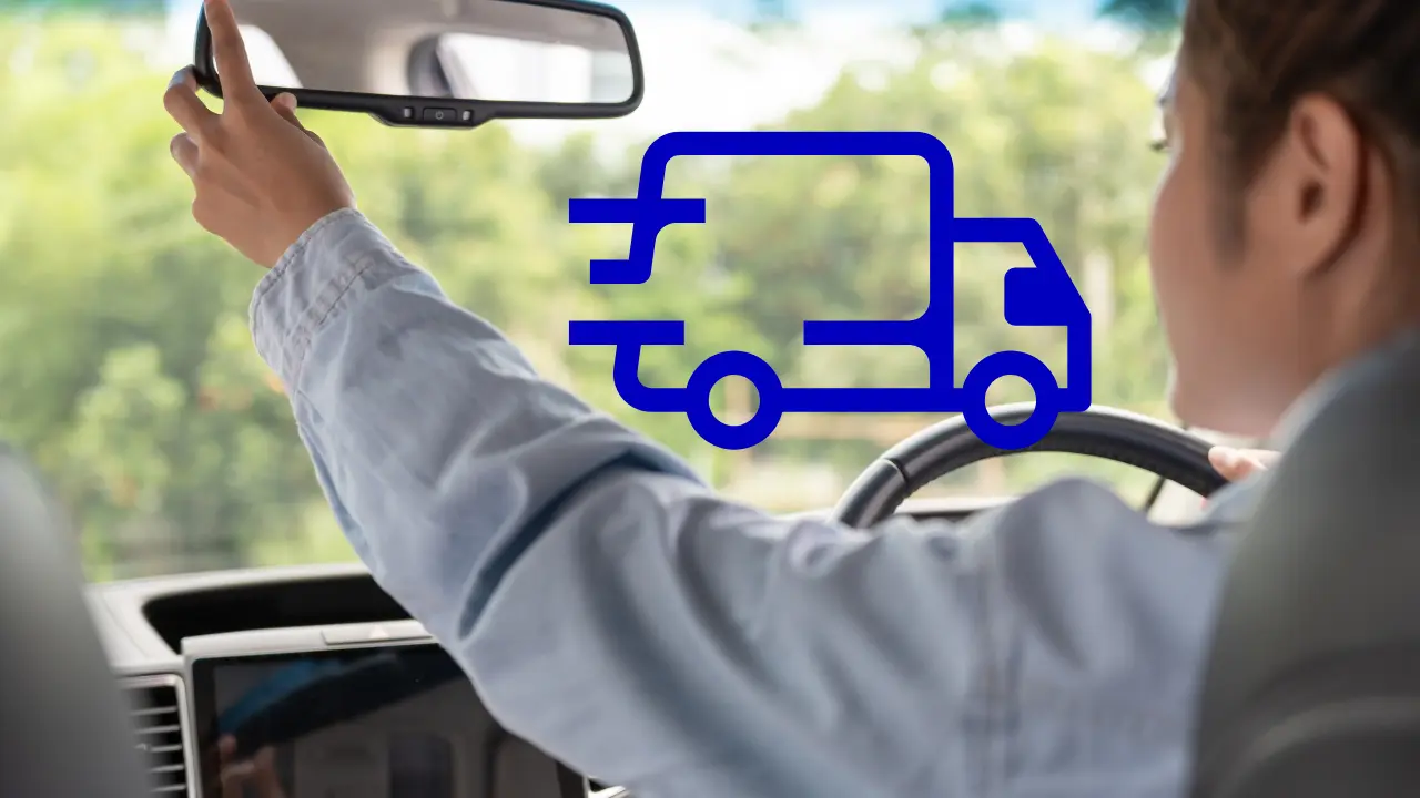 Persona conduciendo por licencia de conducir Edomex 2025 en unidades móviles | Canva Pro