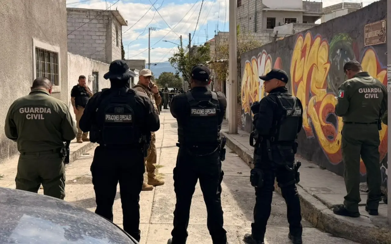 Elementos de la Policía Estatal, Guardia Civil y la Fiscalía acordonan la zona en Loma Bonita, Cuautitlán Izcalli, para realizar el análisis pericial. Foto: Especial