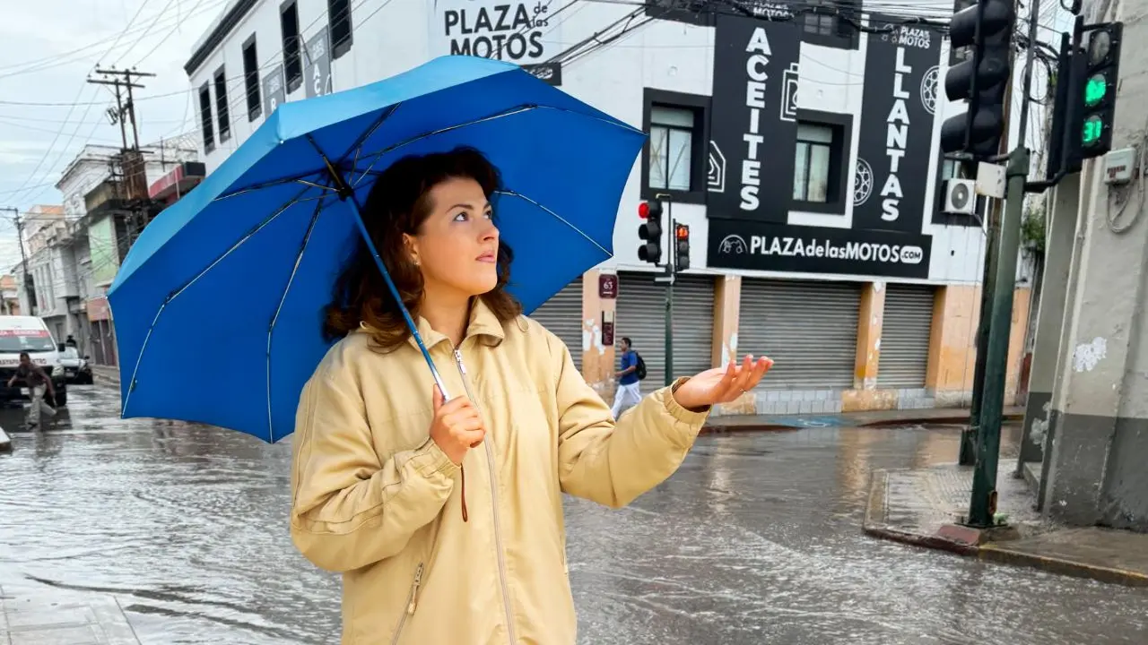 Al fondo, una calle del centro de Mérida es afectada por las lluvias que afectaron a la región.- Fuente archivo POSTA y Canva