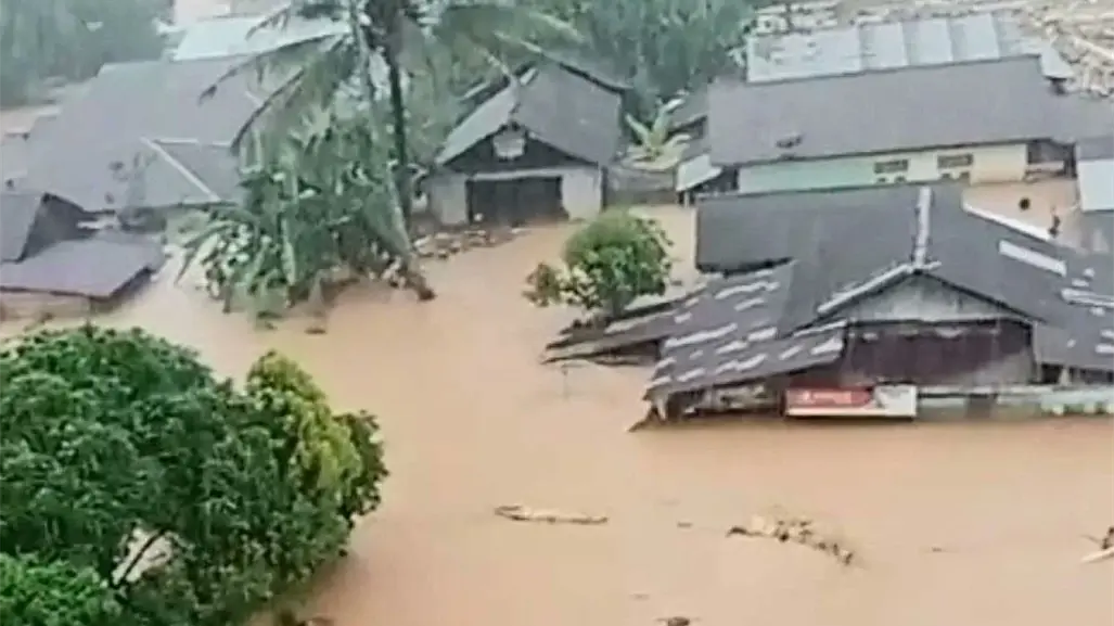 Aumenta a 23 el número de muertos por deslaves e inundaciones en Sumatra, Indonesia