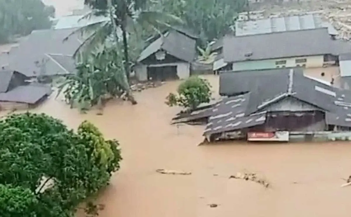 Aumenta a 23 el número de muertos por deslaves e inundaciones en Sumatra. Foto: X (@NoticieroSLV)