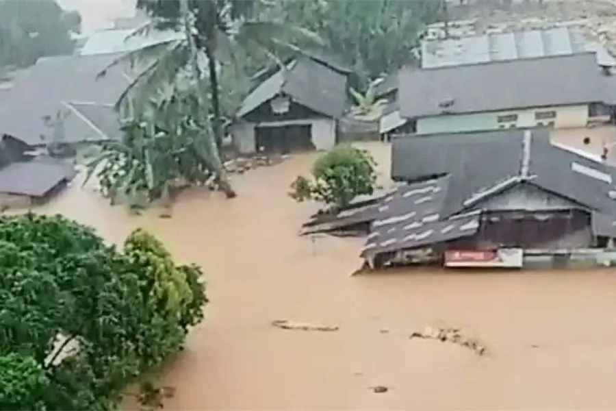 Aumenta a 23 el número de muertos por deslaves e inundaciones en Sumatra, Indonesia