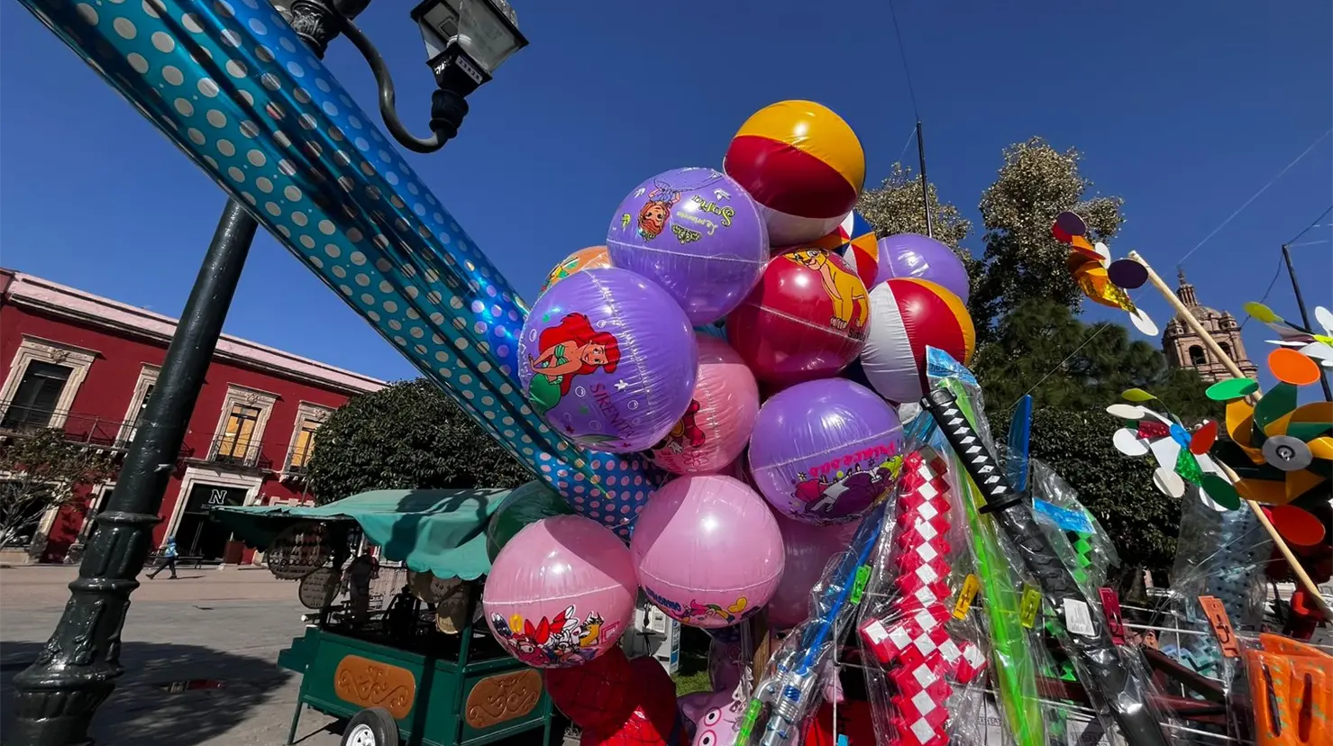 Globeros informales aumentan en diciembre en la Plaza de Armas. Foto: Alejadro Ávila.
