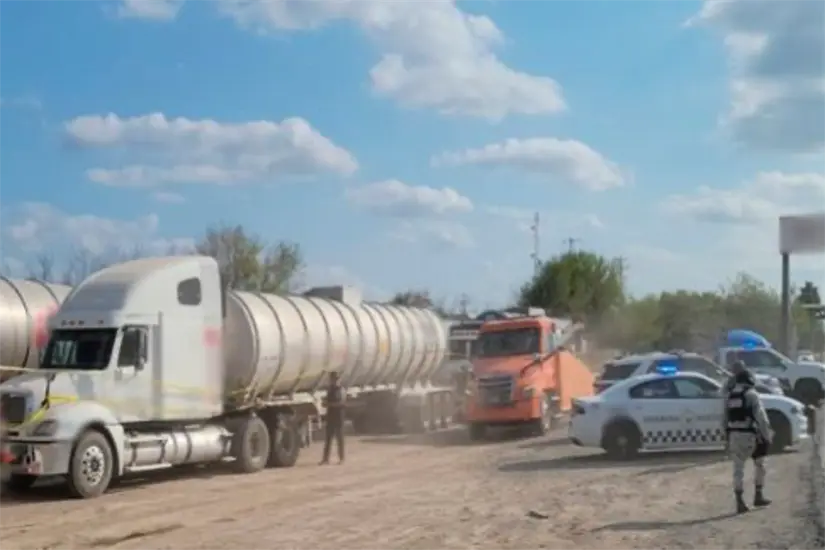 Fueron asegurados nueve tractocamiones que transportaban nueve tanques cisterna, cada uno con capacidad estimada de 55,000 litros. Foto: Gabinete Seguridad