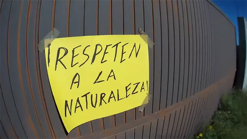 Activistas colocaron mensajes de protesta en el predio, donde se retiraron los sellos de PROFEPA. Foto: @supercivicosmx / X