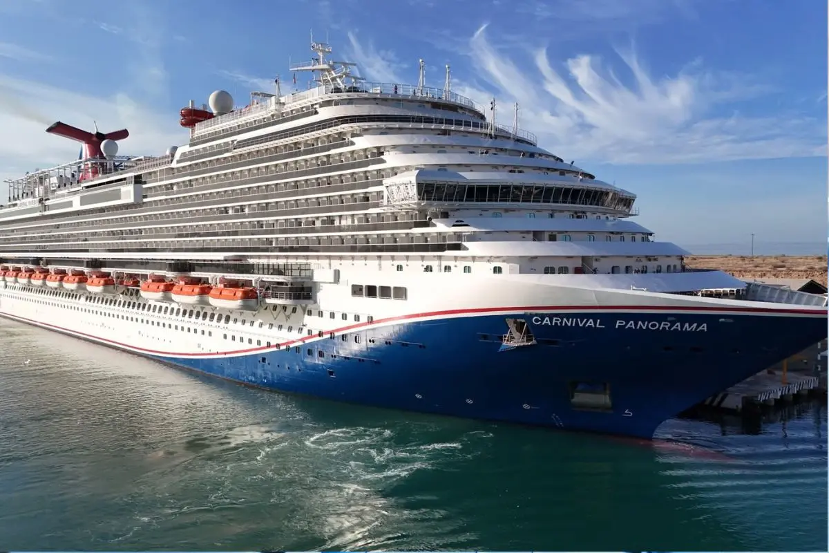 El crucero Carnival Panorama atracó en el puerto de Pichilingue durante la mañana de este jueves. Foto: Más Noticias BCS