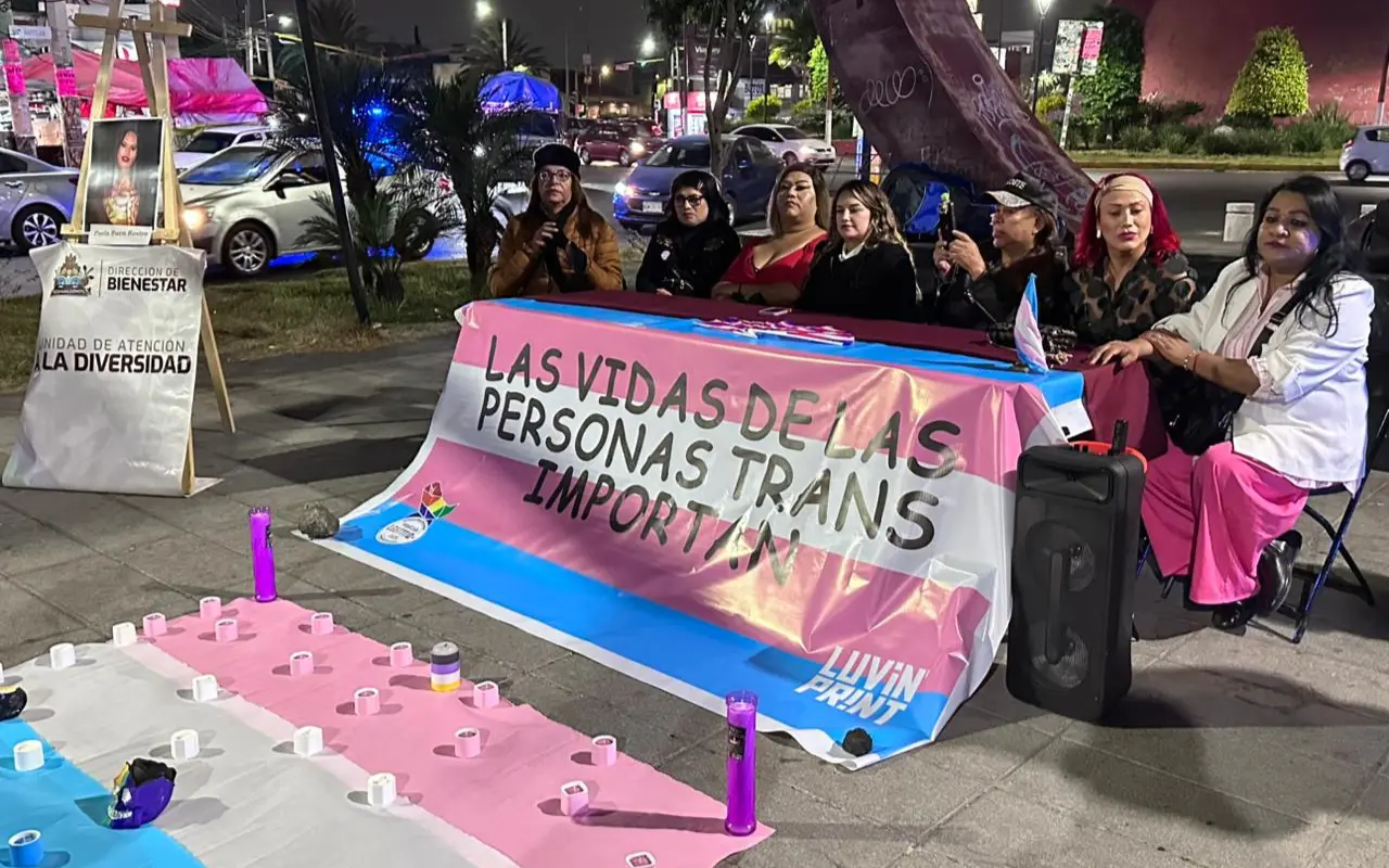 Activistas de la diversidad sexual encendieron veladoras en el “paseo cultural de Nezahualcóyotl”. Foto: Juan Manuel López