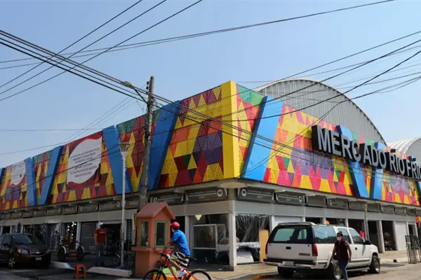 Padre e hijo son baleados en un mercado de Iztacalco tras ser acusados de presunta extorsión