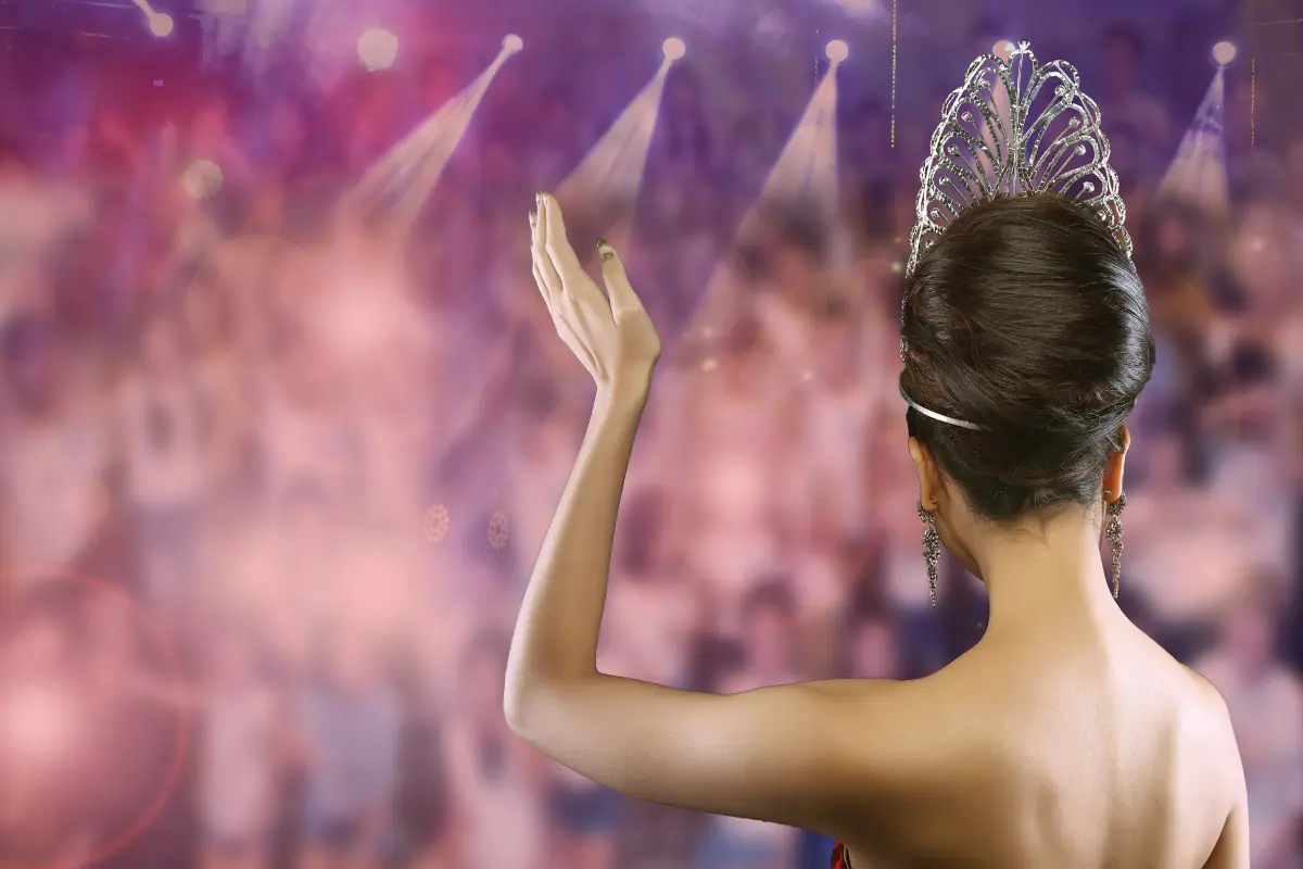 Coronación de Miss Universo: la ganadora saludando (Foto: Canva)