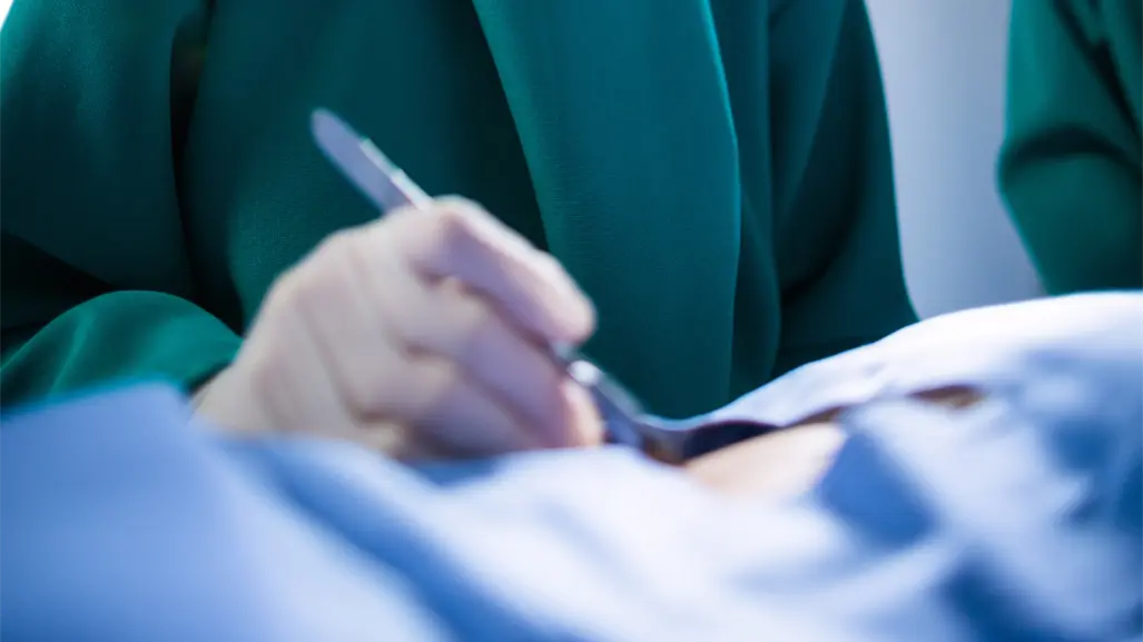 ¿Qué sanción podría recibir el médico que por presunta negligencia extirpó un riñón sano en el Hospital Civil de Victoria?