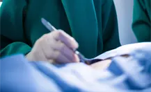 ¿Qué sanción podría recibir el médico que por presunta negligencia extirpó un riñón sano en el Hospital Civil de Victoria?