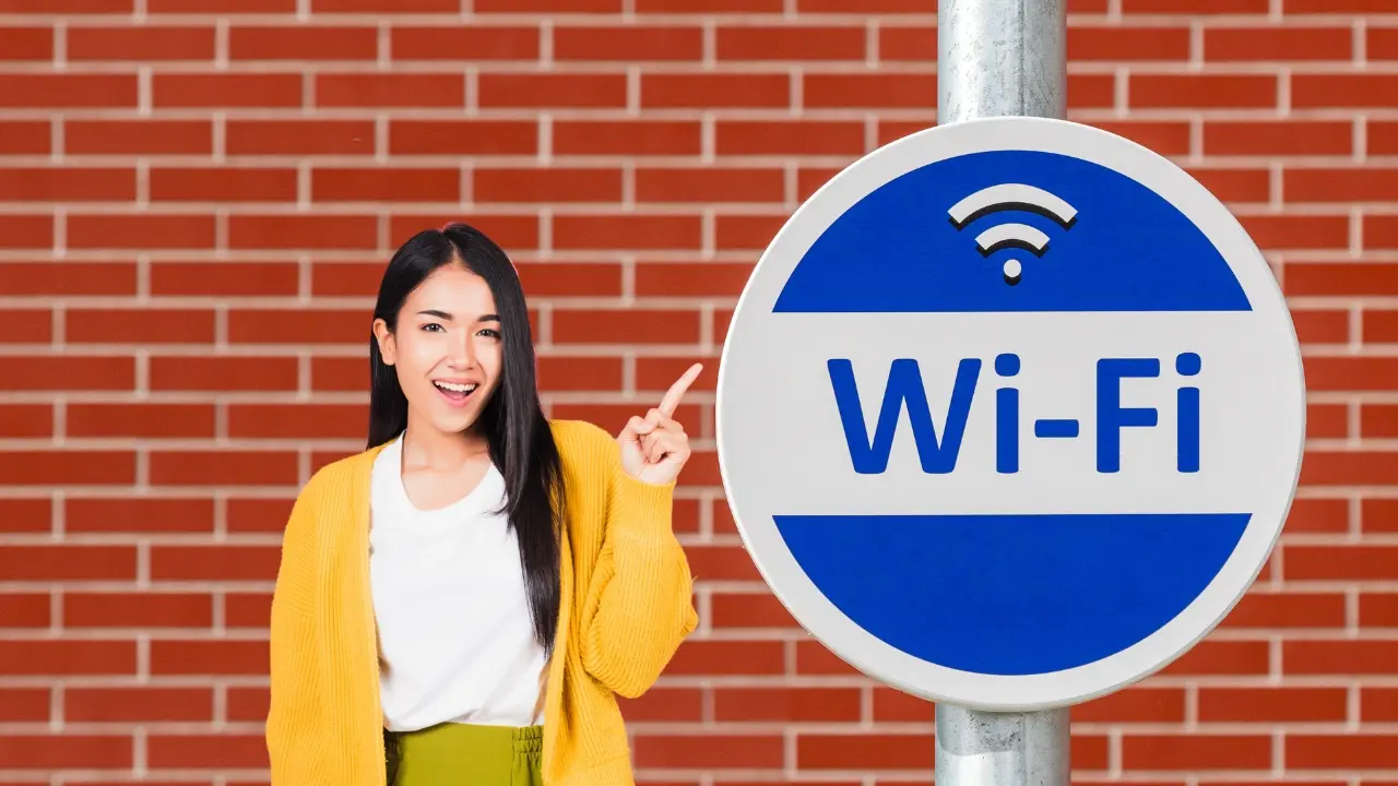 Una mujer señalando y una zona WiFi. Foto: Canva
