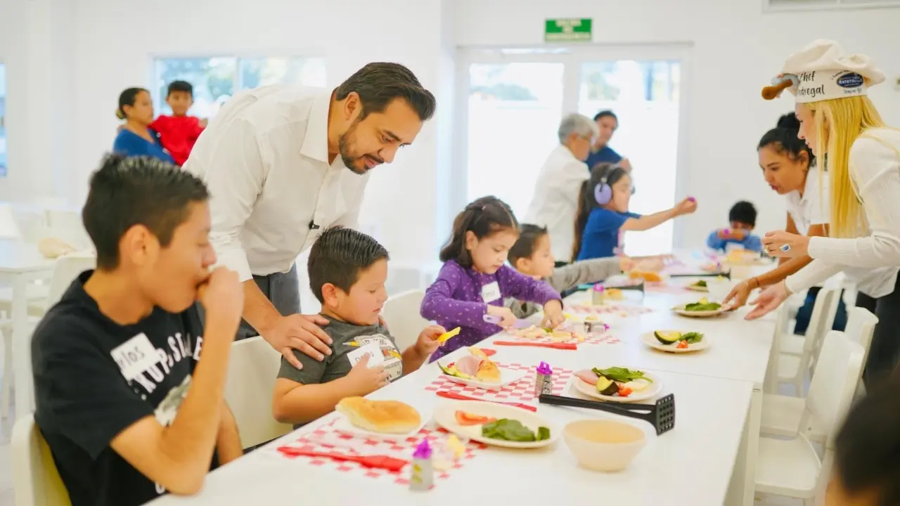 El alcalde de Santa Catarina, Jesús Nava, junto a varios niños en el Centro de Atención al Autismo. Foto: Gobierno de Santa Catarina