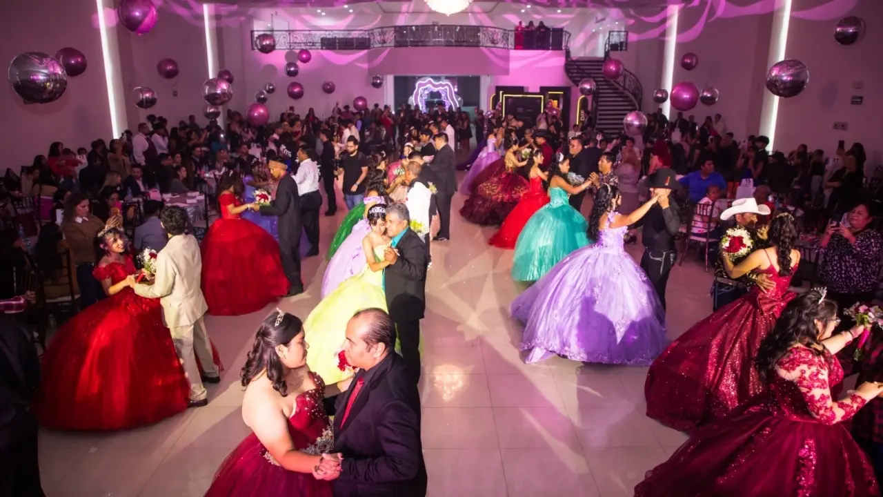 Quinceañeras en su fiesta organizada por el gobierno del alcalde de Salinas Victoria, Raúl Cantú. Foto: Gobierno de Salinas Victoria