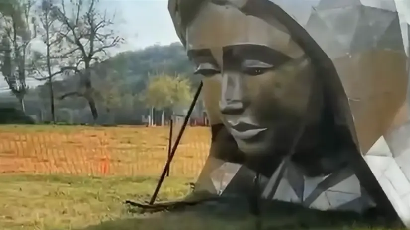 La bendición de la pupilas serán colocadas en la monumental Virgen de la Misericordia | Foto: Captura de video Gloria Trevi