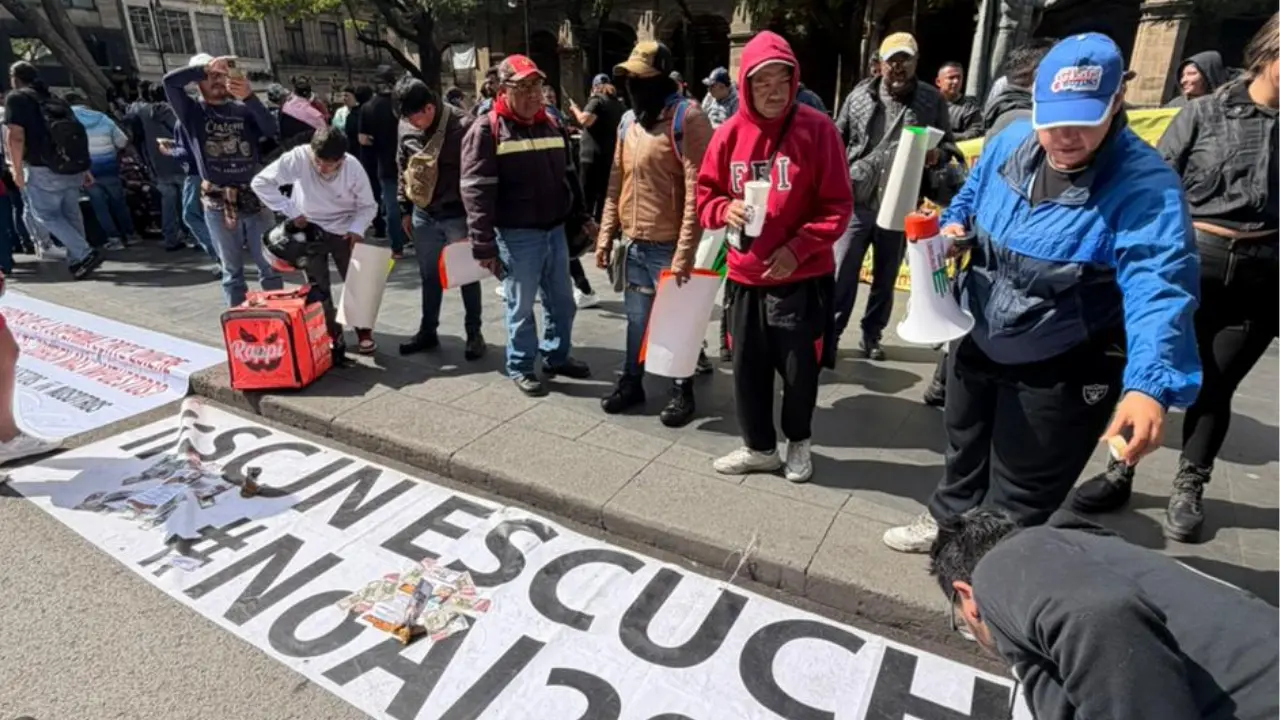 Repartidores exigen a la SCJN frenar impuesto del 2 % a plataformas digitales. Foto: Ramón Ramírez