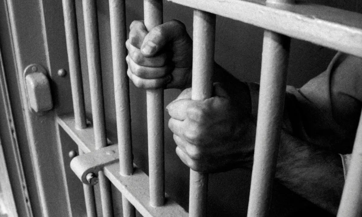 Imagen ilustrativa de una persona tras las rejas Foto: Canva
