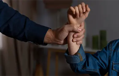 VIDEO | Hombre agrede a su pareja en vía pública en Edomex y ninguna persona interviene