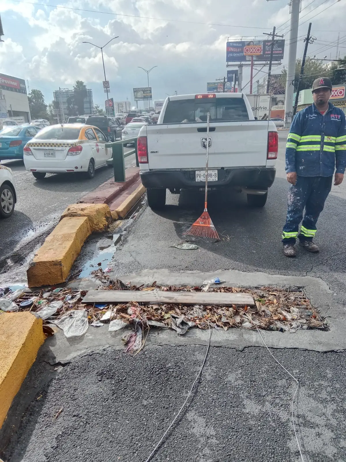 Limpian basura de alcantarillas en Monterrey. Foto: Gobierno de Monterrey.