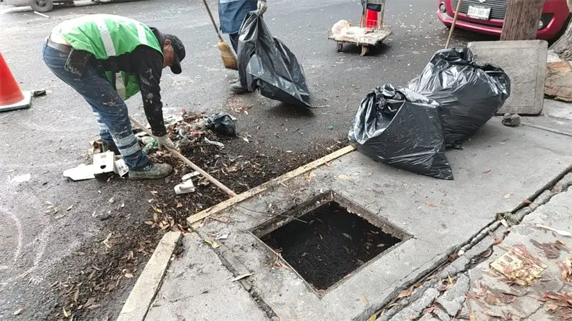 Limpian basura de alcantarillas en Monterrey. Foto: Gobierno de Monterrey.