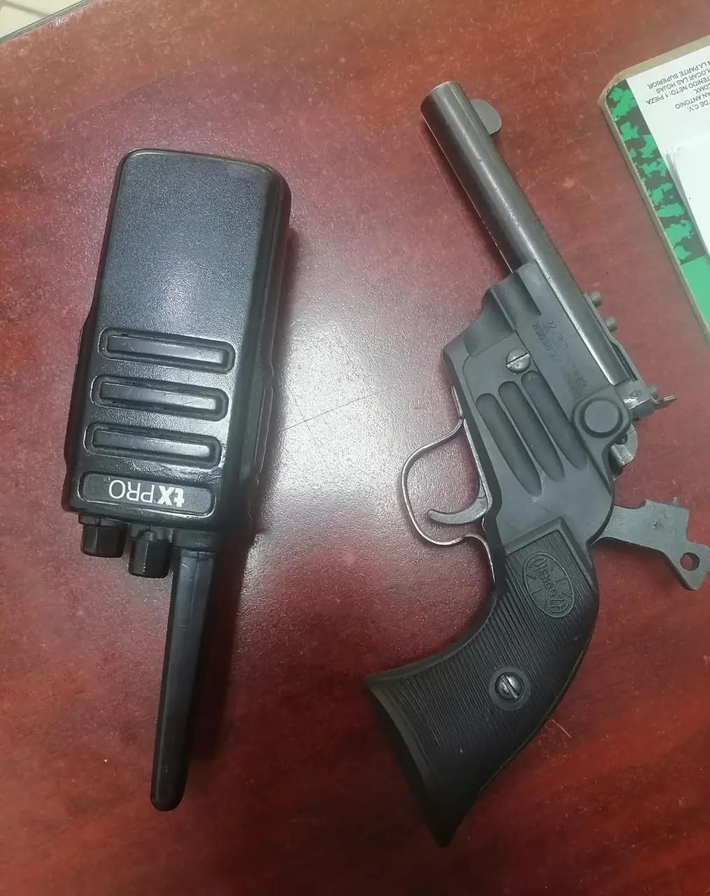 Arma de fuego con la que realizó la amenaza Foto: Policía de Monterrey