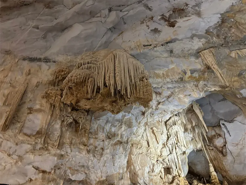 imagen recuadro Visitar las Grutas de Bustamante en invierno permite descubrir maravillas geológicas en un entorno templado y acogedor para todos. Foto: Vianney Carrera