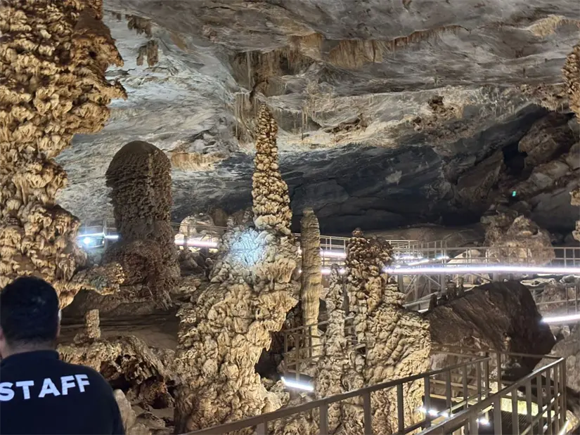imagen recuadro Las Grutas de Bustamante ofrecen una experiencia única en invierno con temperaturas agradables y fascinantes formaciones naturales por explorar. Foto: Vianney Carrera