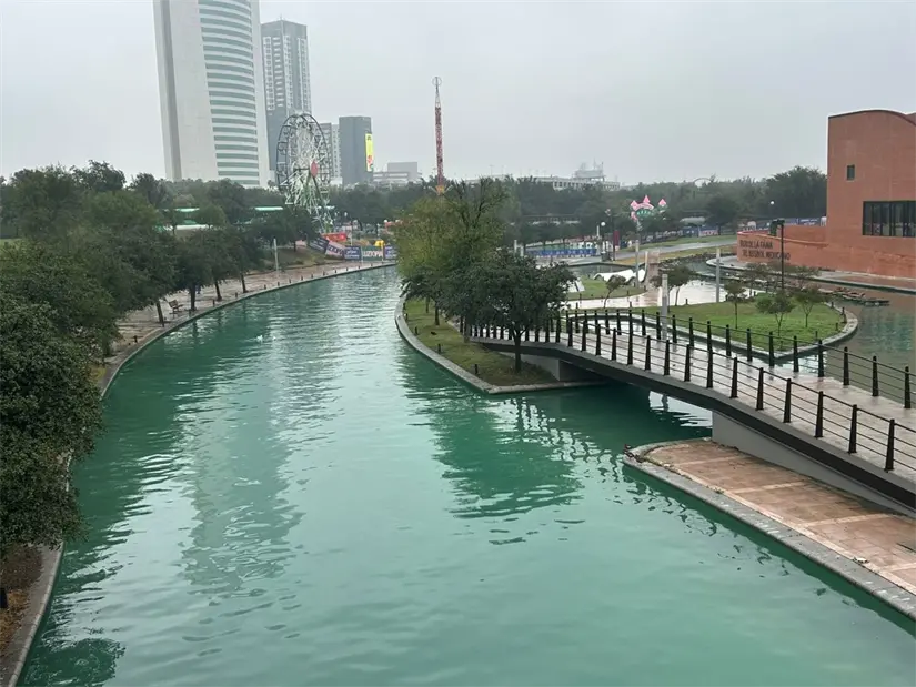 Explora espacios mágicos en Nuevo León que ofrecen el ambiente perfecto para tus fotos navideñas con amigos y seres queridos. Foto: Diego Ovalle