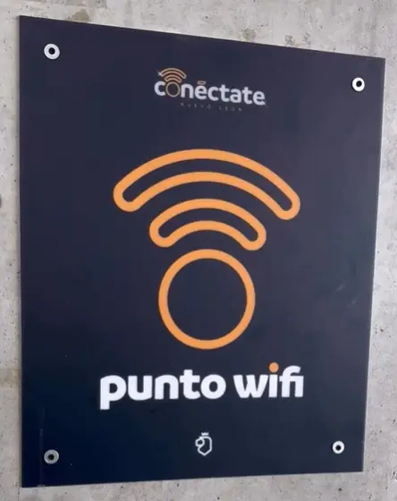Una señalización con la leyenda “Punto WiFi – Conéctate Nuevo León”, zona oficial del programa Conéctate NL. Foto: Conéctate NL