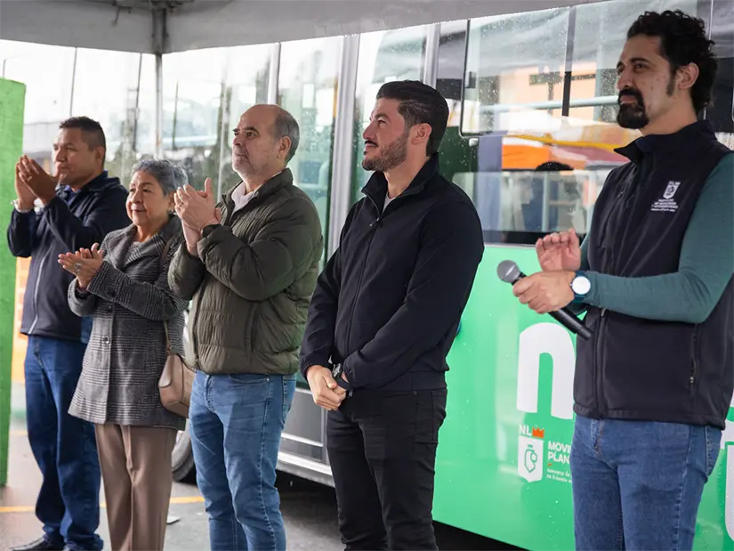 imagen recuadro Destaca el gobernador, Samuel García que los nuevos autobuses contribuyen con el medio ambiente y ofrecen seguridad a la ciudadanía. Foto: Gobierno de Nuevo León