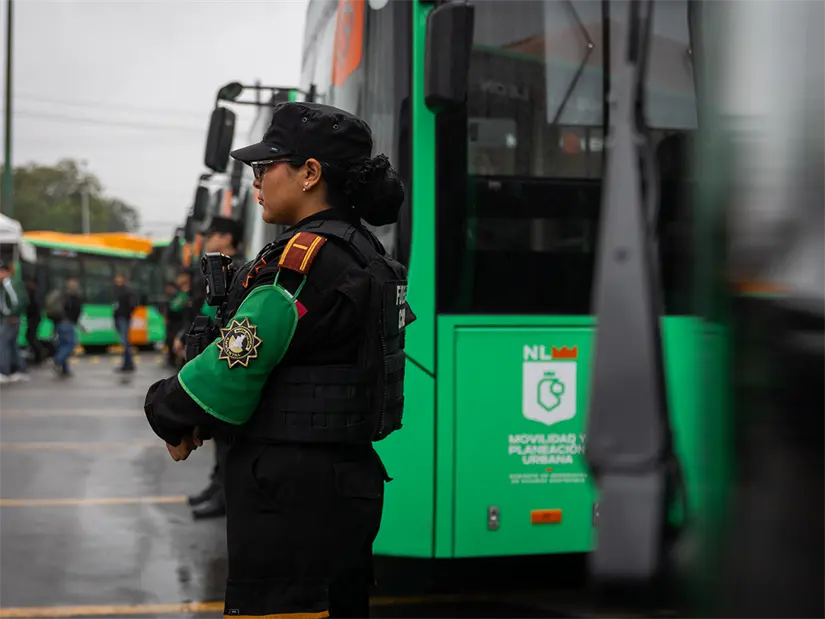 imagen recuadro Con los camiones también se prevé brindar seguridad a la población al tener sistema de GPS, botón de pánico y contar con 600 elementos que vigilan el transporte público. Foto: Gobierno de Nuevo León