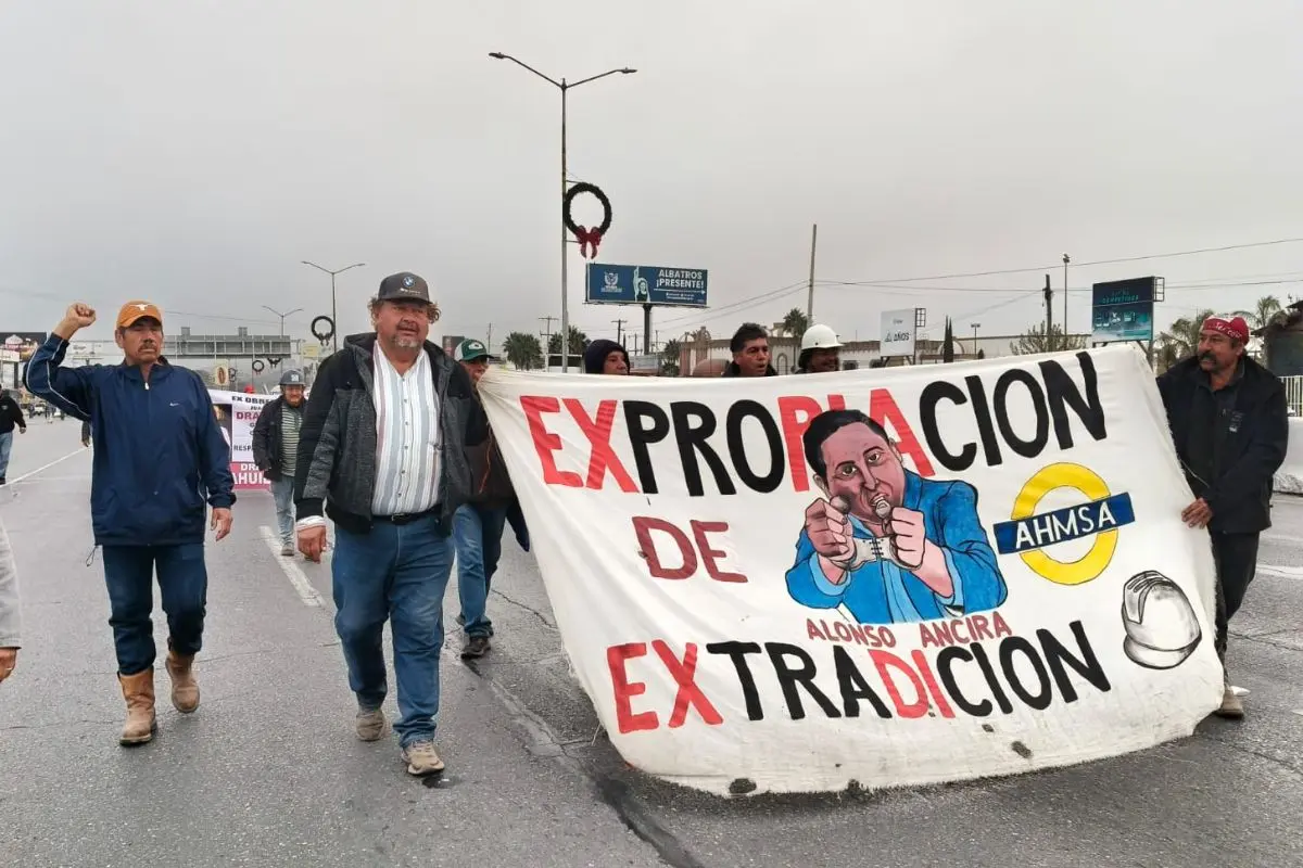 Marcha de obreros de AHMSA llega desde Monclova a Saltillo / Foto: Marco Juárez
