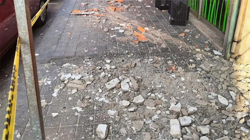 imagen recuadro Se ha caído parte de la marquesina de la tienda | Foto: Axel Hassel