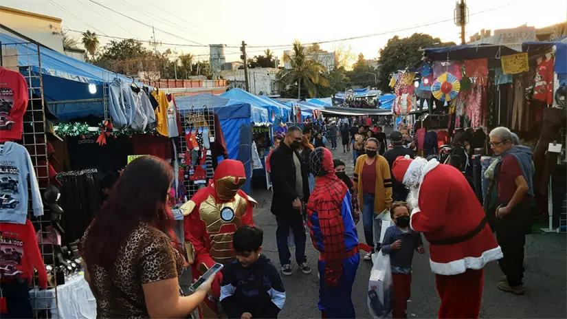imagen recuadro Ambiente familiar durante ediciones anteriores del Tianguis Madero, donde cientos de familias recorren los puestos navideños. Foto: Tianguis Madero-Centro / Facebook