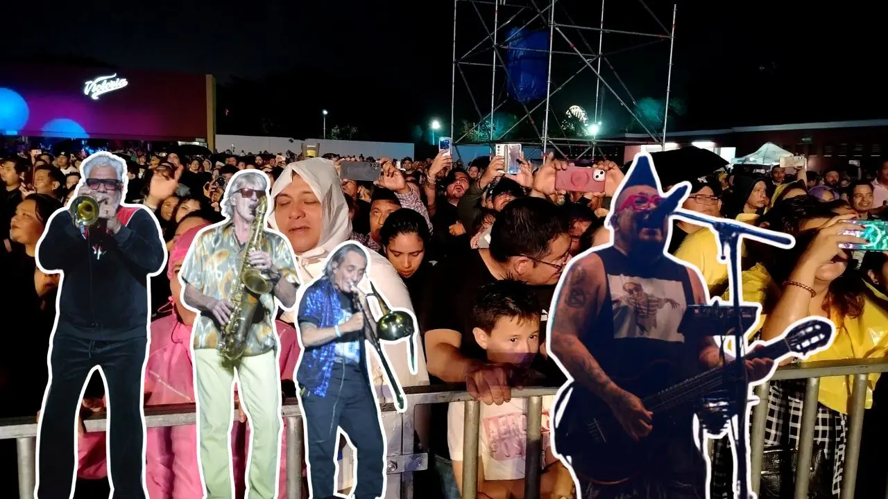 Al fondo, asistentes al concierto de El Gran Silencio y Los Auténticos Decadentes se protegen de la lluvia en el Centro de Espectáculos Montejo de Xmatkuil.- Fuente Feria Yucatán