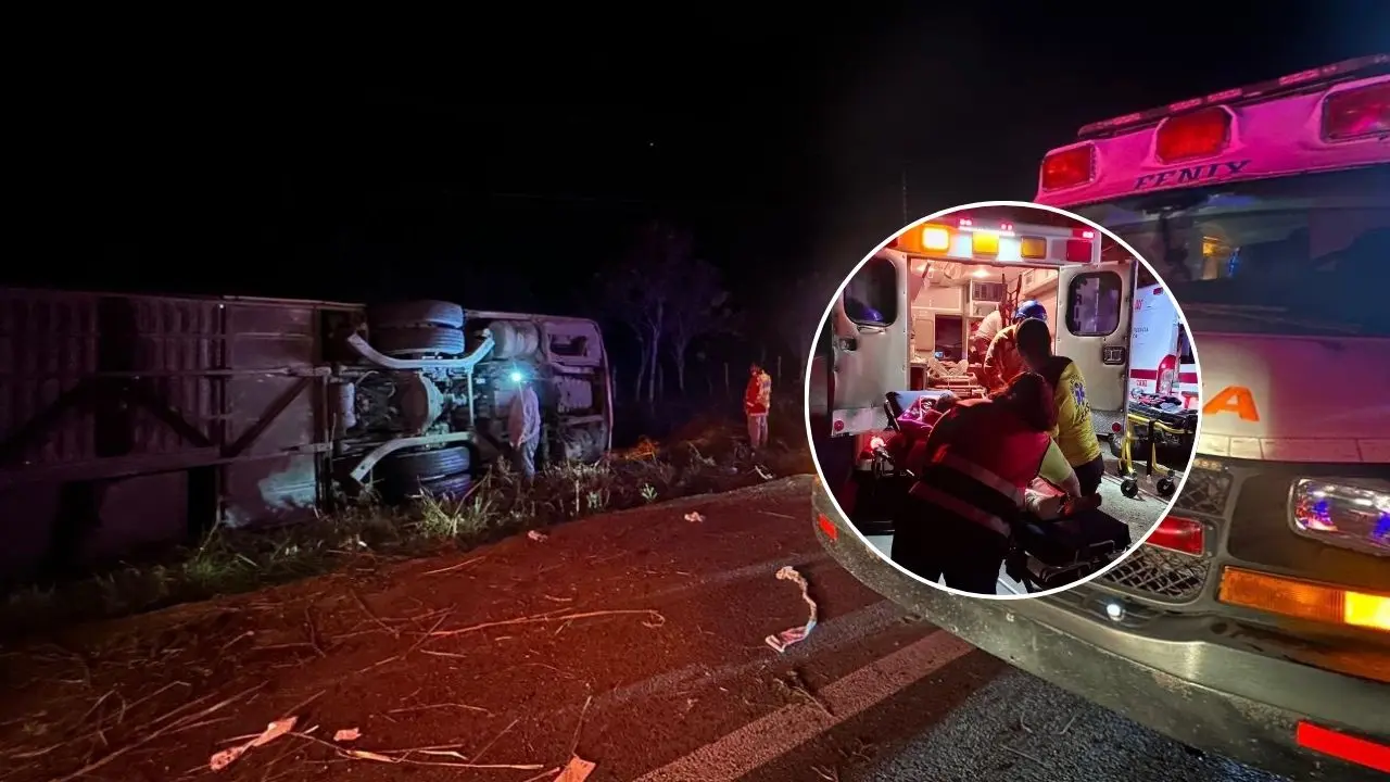 Aspecto del accidente que ocurrió la noche del jueves en la entrada del poblado de Nachicocom, perteneciente al municipio de Bacalar, donde volcó un autobús.- Fuente Noticias Quintana Roo