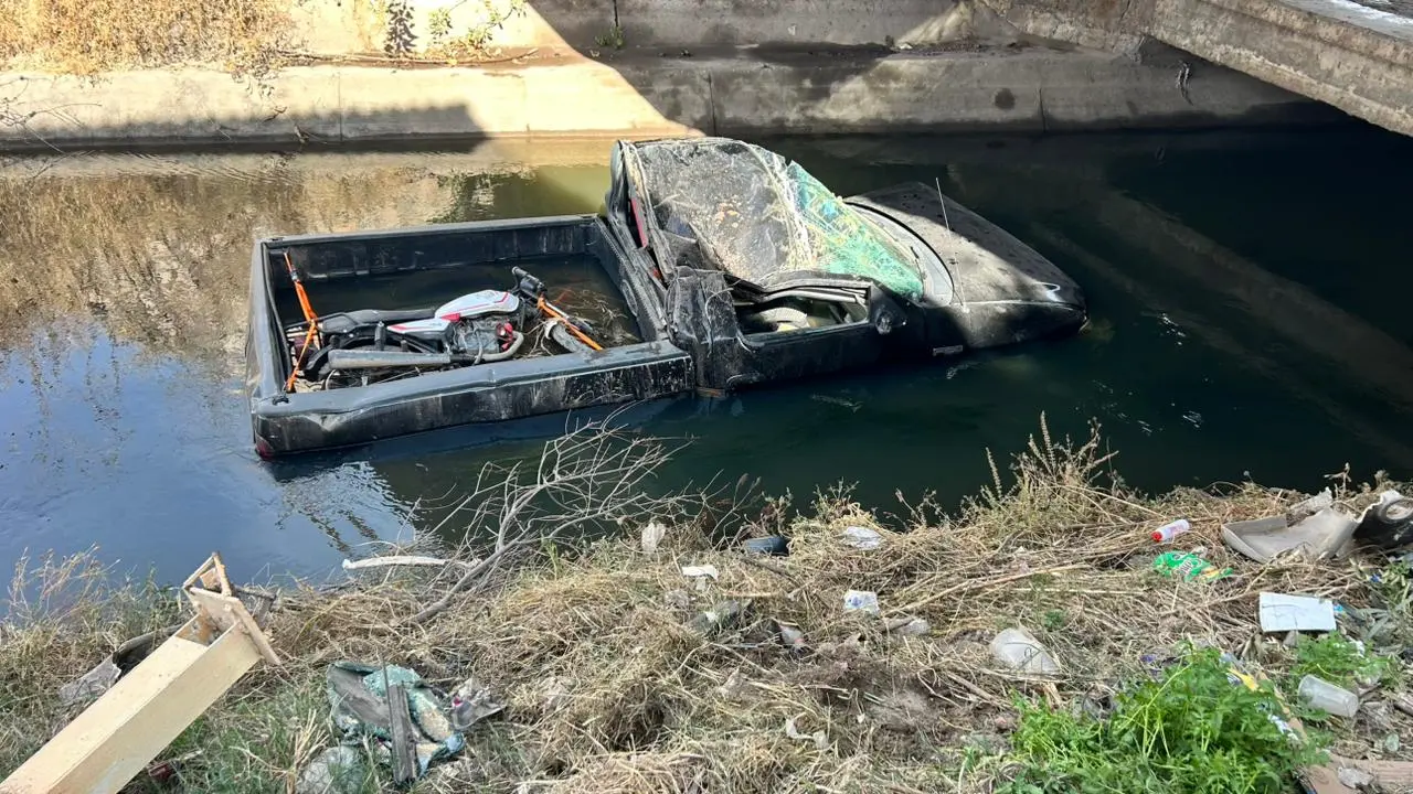 Una camioneta terminó en medio de un canal de la ciudad de Durango. | Foto: Alejandro Ávila.