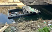 Camioneta vuelca a canal de riego de La Ferrería y queda destruida