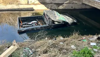 Camioneta vuelca a canal de riego de La Ferrería y queda destruida