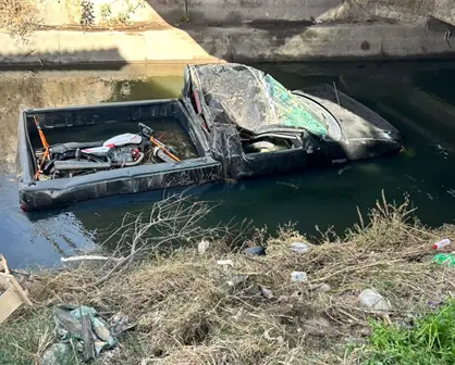 Camioneta vuelca a canal de riego de La Ferrería y queda destruida