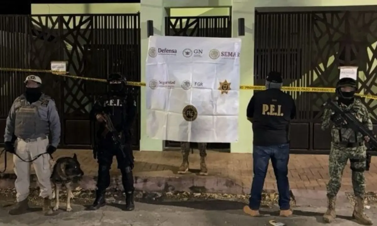 Fuerzas de seguridad estatal y federal afuera de uno de los predios cateados en Mérida. Foto: SSP Yucatán