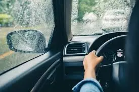 Reducir la velocidad y medir la distancia entre el vehículo de enfrente ayuda a evitar percances viales. Foto: Memo Lira