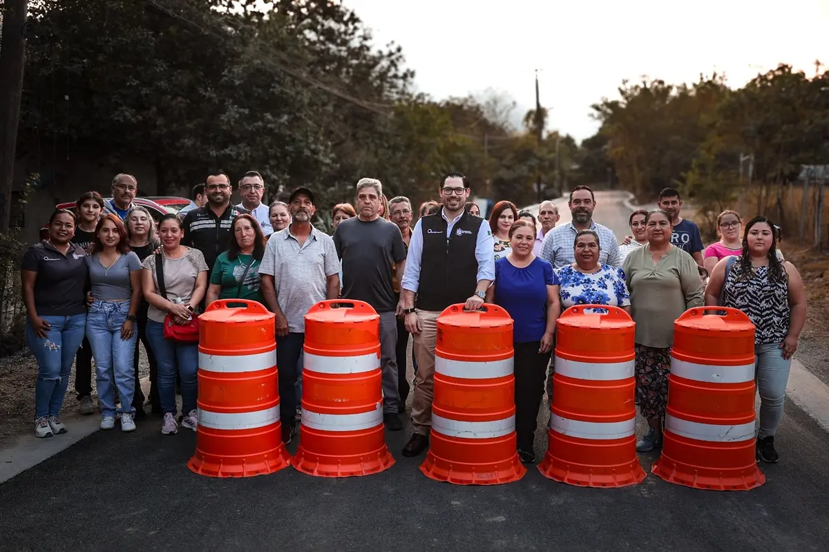 El alcalde de Santiago, David de la Peña, entregó dos megaobras viales en la comunidad San Pedro. Foto: Gobierno de Santiago