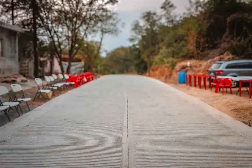 El alcalde de Santiago, David de la Peña, entregó dos obras en el Camino a Santa Tais y la calle Melquiades Salazar, de la comunidad de San Pedro. Foto: Gobierno de Santiago