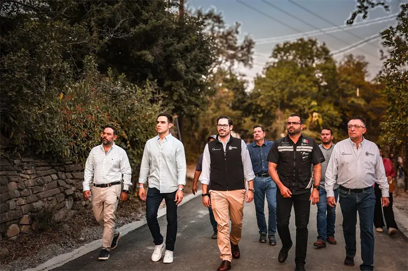 El alcalde de Santiago, David de la Peña, recorre la calle Melquiades Salazar tras las obras entregadas. Foto: Gobierno de Santiago