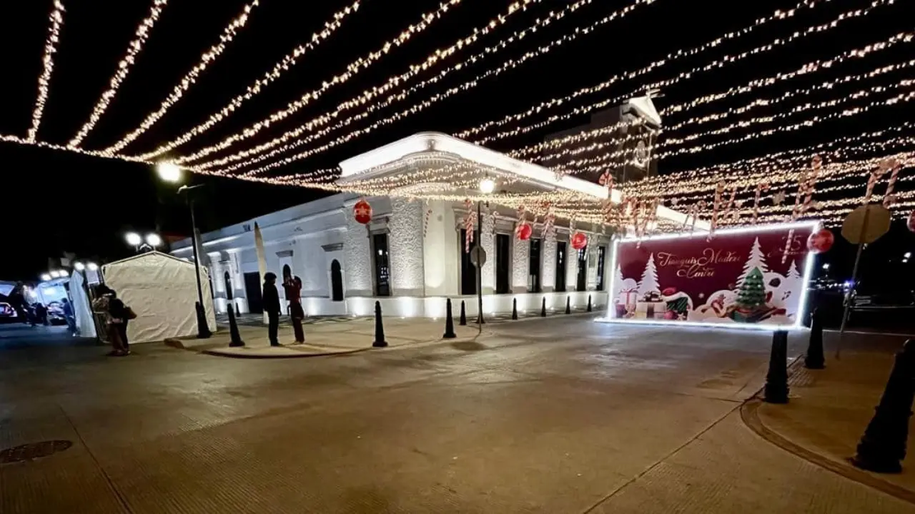 Decoración e iluminación navideña en el Jardín Velasco, punto central de actividades durante el Tianguis Madero, 2024. Foto: Tianguis Madero-Centro / Facebook