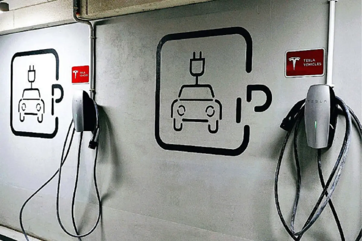 Empresarios y autoridades coinciden: el futuro exige corredores de carga eléctrica confiables y accesibles para todos. Foto: Tesla